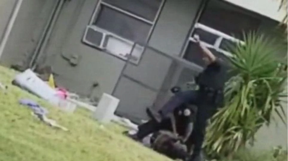 Βίντεο: Αστυνομικός κλωτσάει στο κεφάλι ακινητοποιημένο κλέφτη αυτοκινήτου